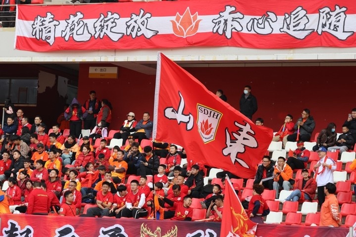主場上萬名球迷的吶喊助威，給山東體彩女足征戰(zhàn)女超增添了能量與動力